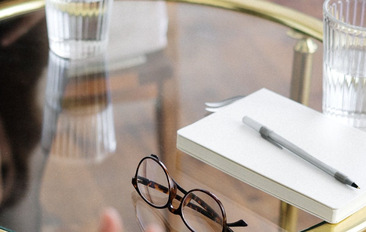 Mesa de consulta con gafas y cuaderno
