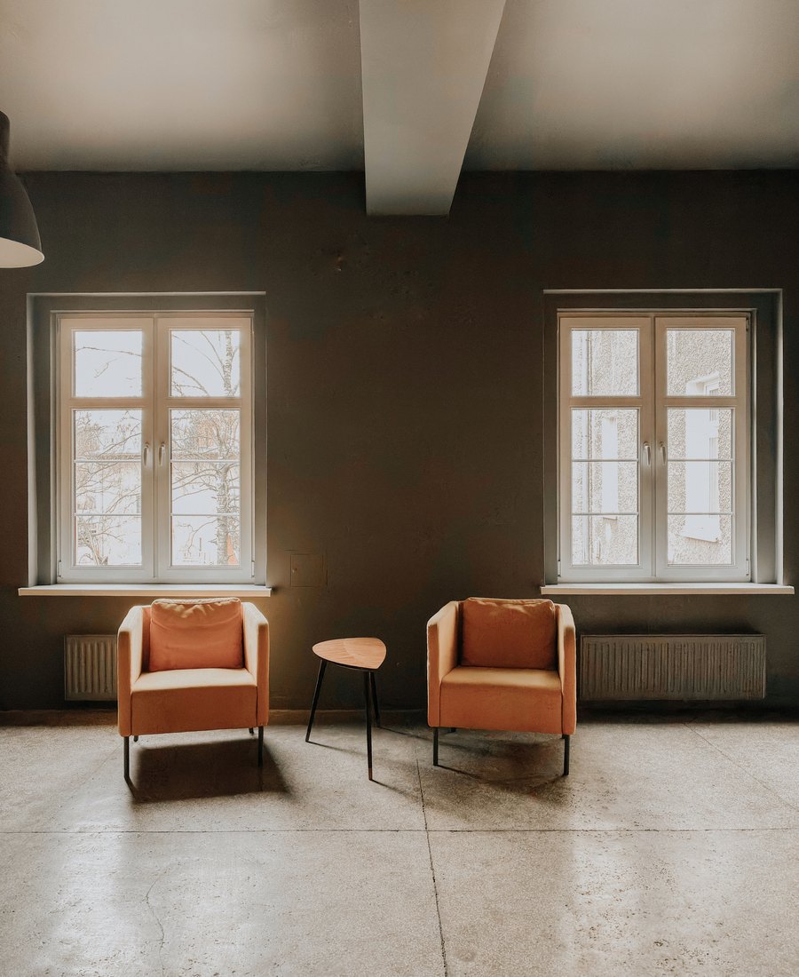 Consulta de psicología: dos sillones junto a la ventana